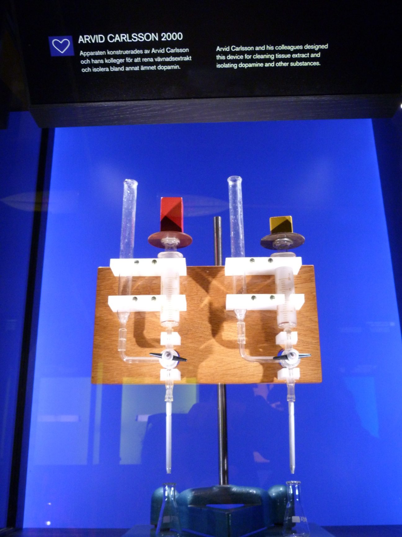 Arvid Carlsson's dopamine extraction device, Nobel Museum, Stockholm by Estefania Etcheves.JPG